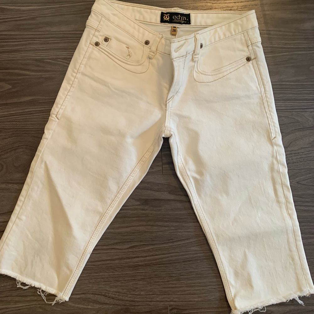 Odyn size 26 white short pants